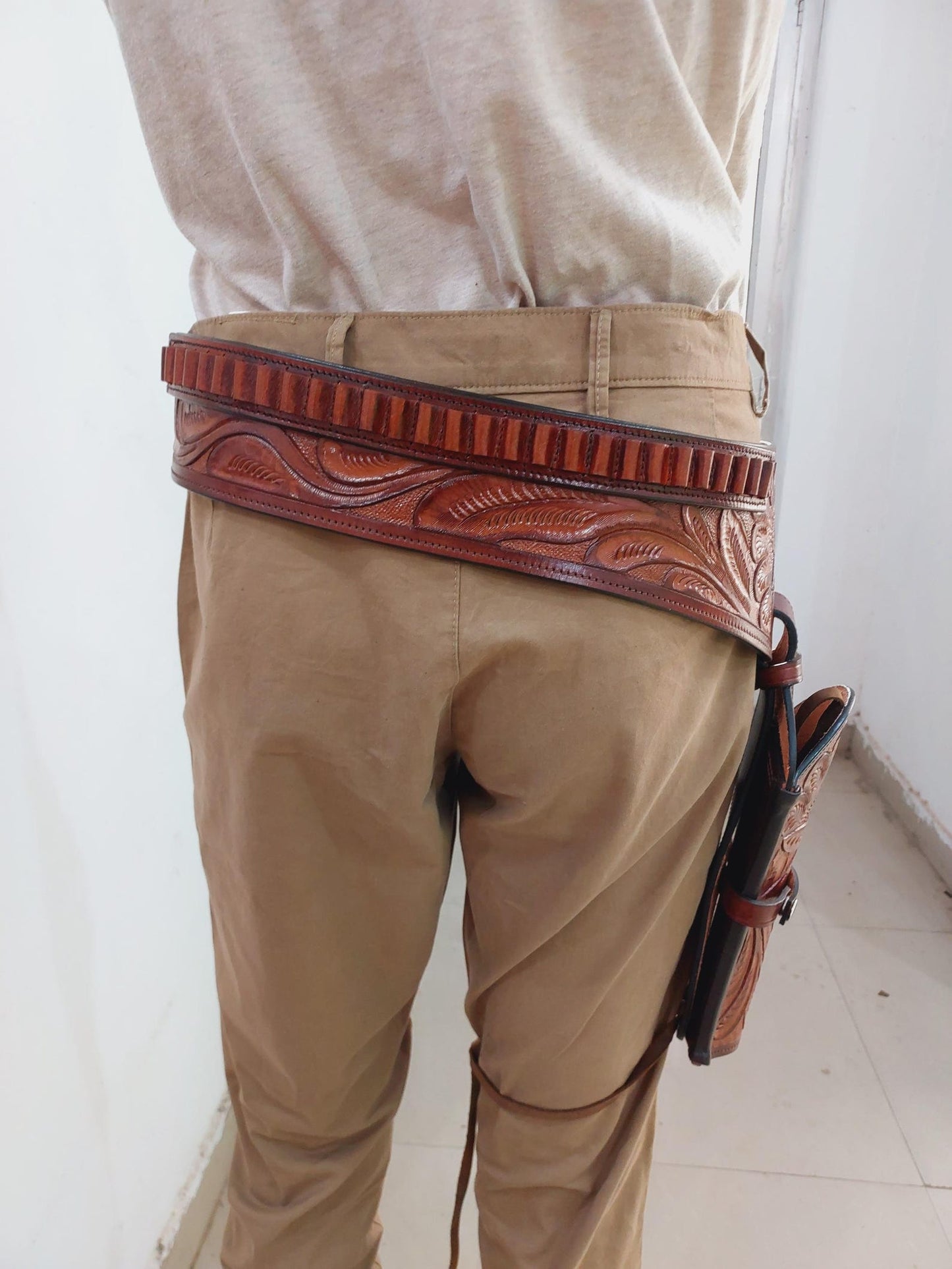 Western Gun Holster with Belt – Leather Cowboy Holster Right Hand Draw – Fits 4” to 6.5” Revolvers – .22, .38/357, .44/45 Caliber