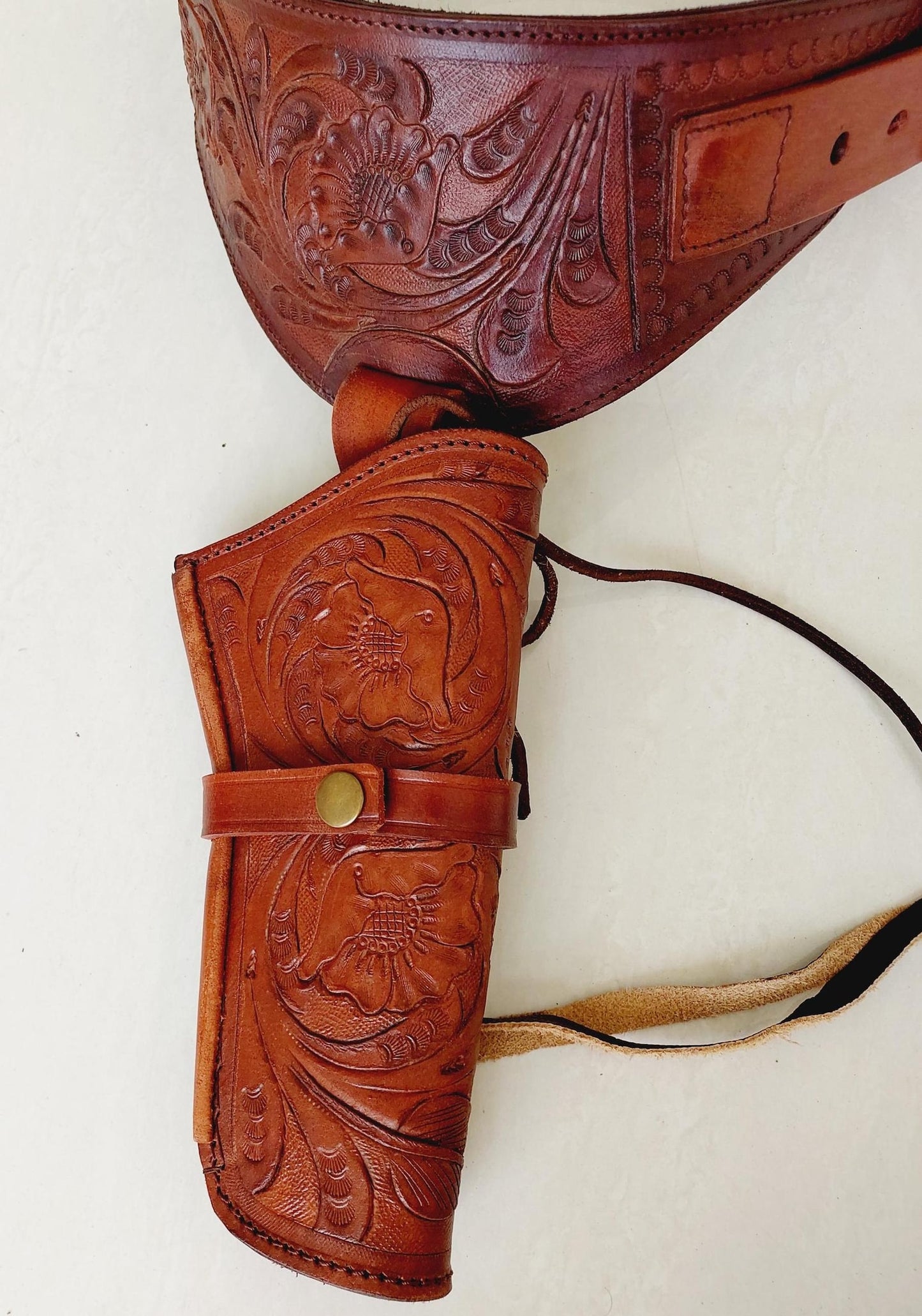 Handmade Western Leather Gun Holster Belt – Tooled Cowboy Style – Fits .22, .38/357, .44/45 Cal Revolvers – Old West Design