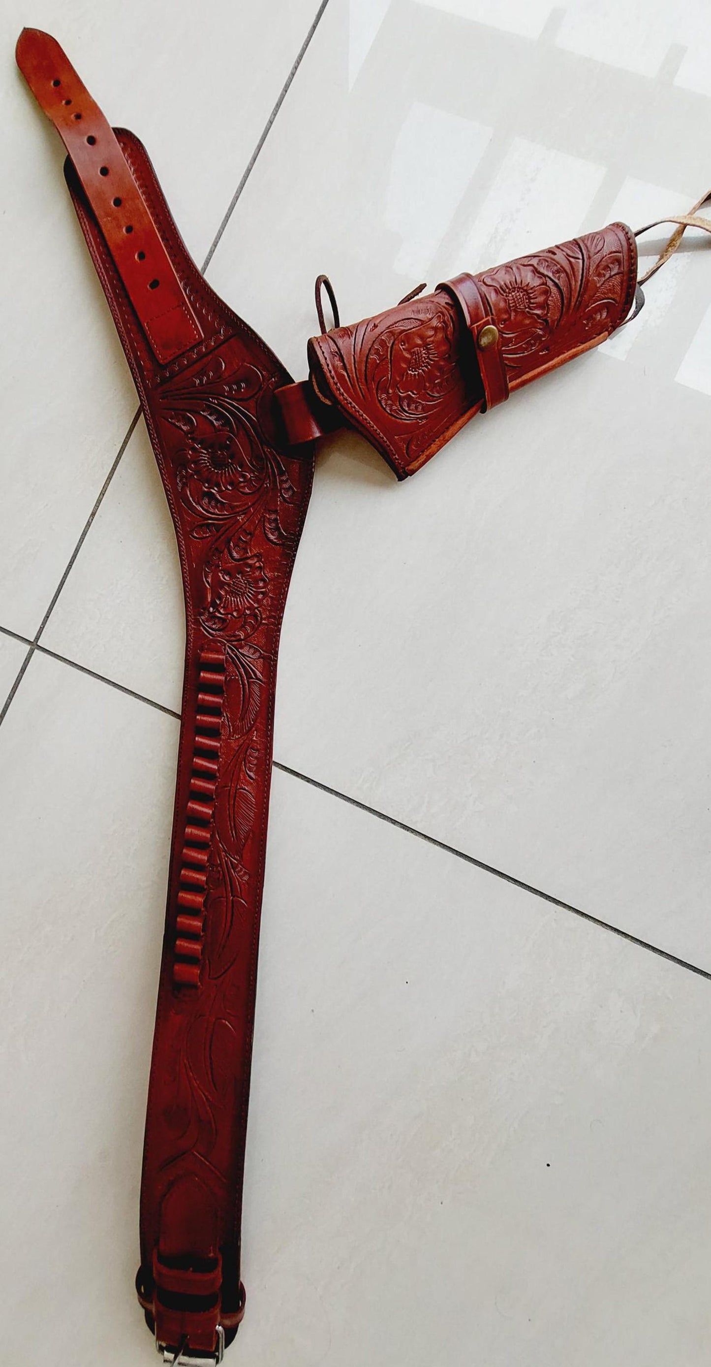 Handmade Western Leather Gun Holster Belt – Tooled Cowboy Style – Fits .22, .38/357, .44/45 Cal Revolvers – Old West Design