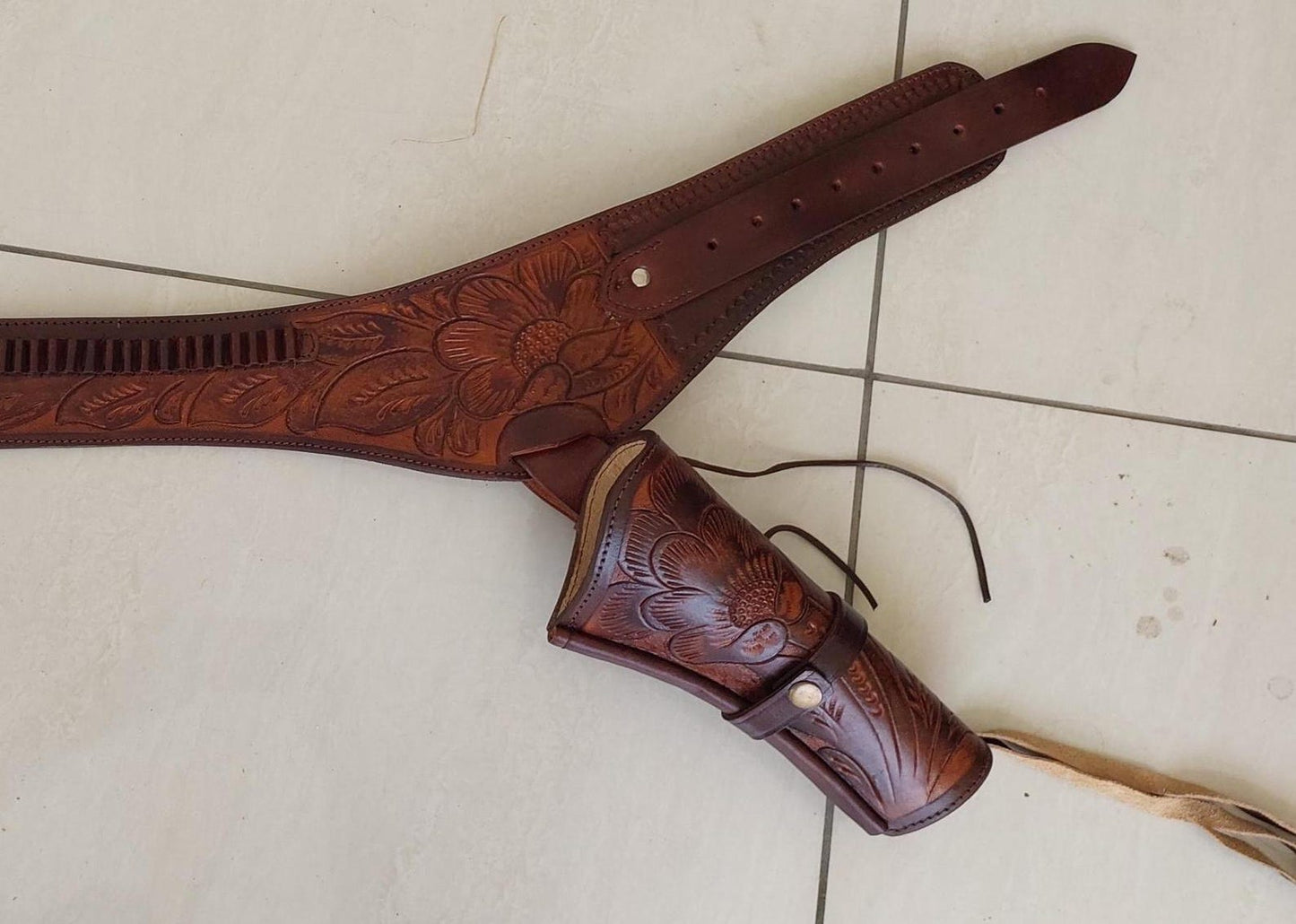 Handmade Western Cowboy Gun Holster Belt – Tooled Leather – Old West Style – Fits .44/45, .38/357, .44/45 Cal Revolvers – Perfect Christmas Gift for Him