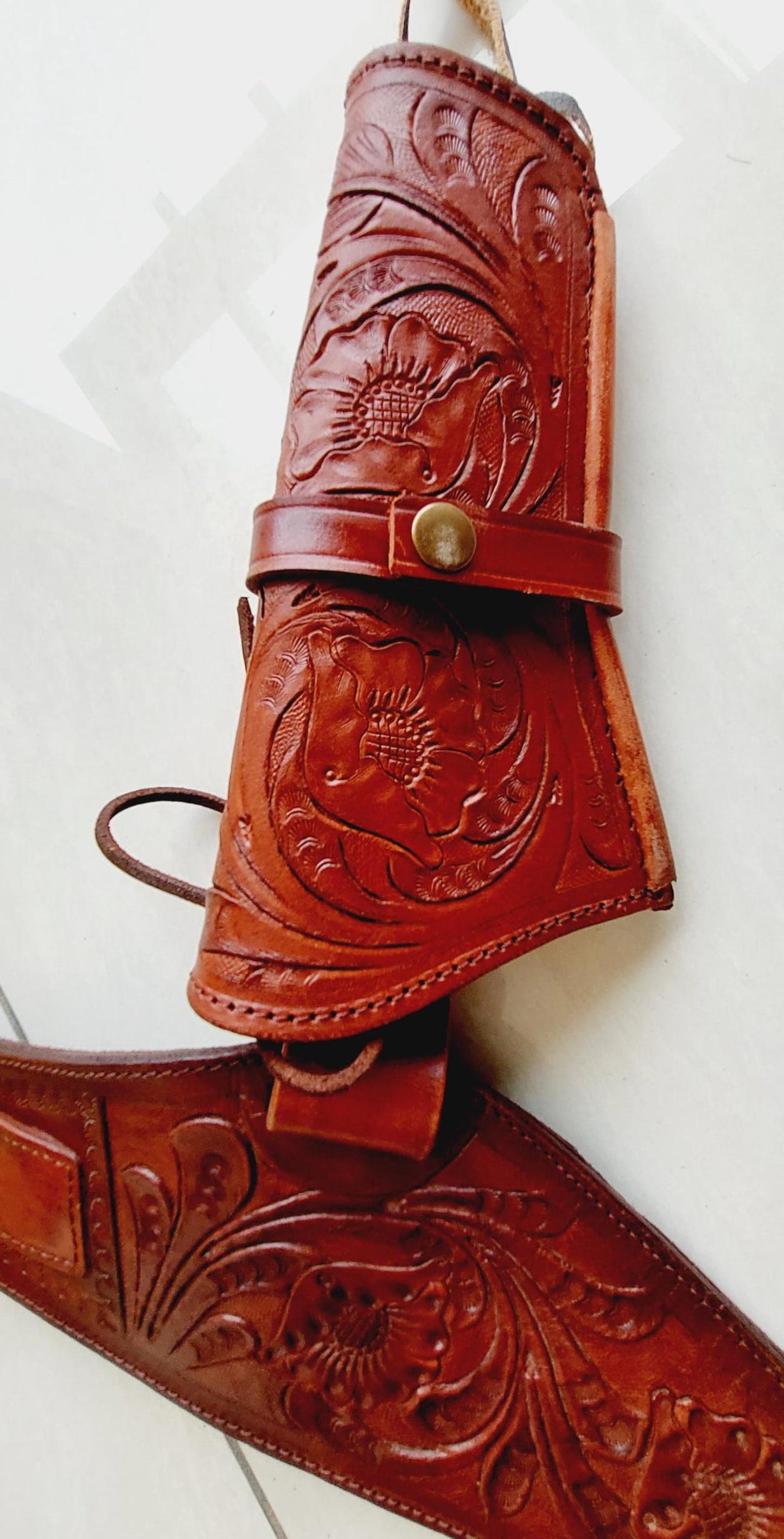 Handmade Western Leather Gun Holster Belt – Tooled Cowboy Style – Fits .22, .38/357, .44/45 Cal Revolvers – Old West Design