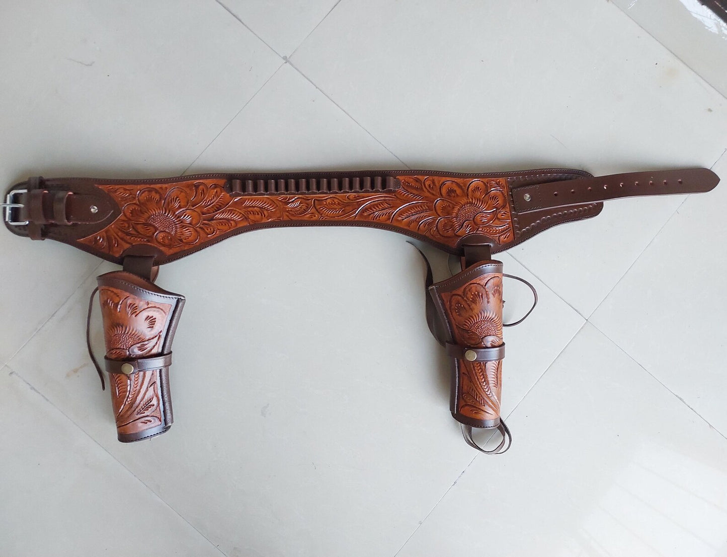 Western Dual Gun Holster Belt – Handmade Tooled Leather – Dual Color Cowboy Style – Fits .22, .38/357, .44/45 Cal Revolvers – 3.5” to 8.9” Barrel