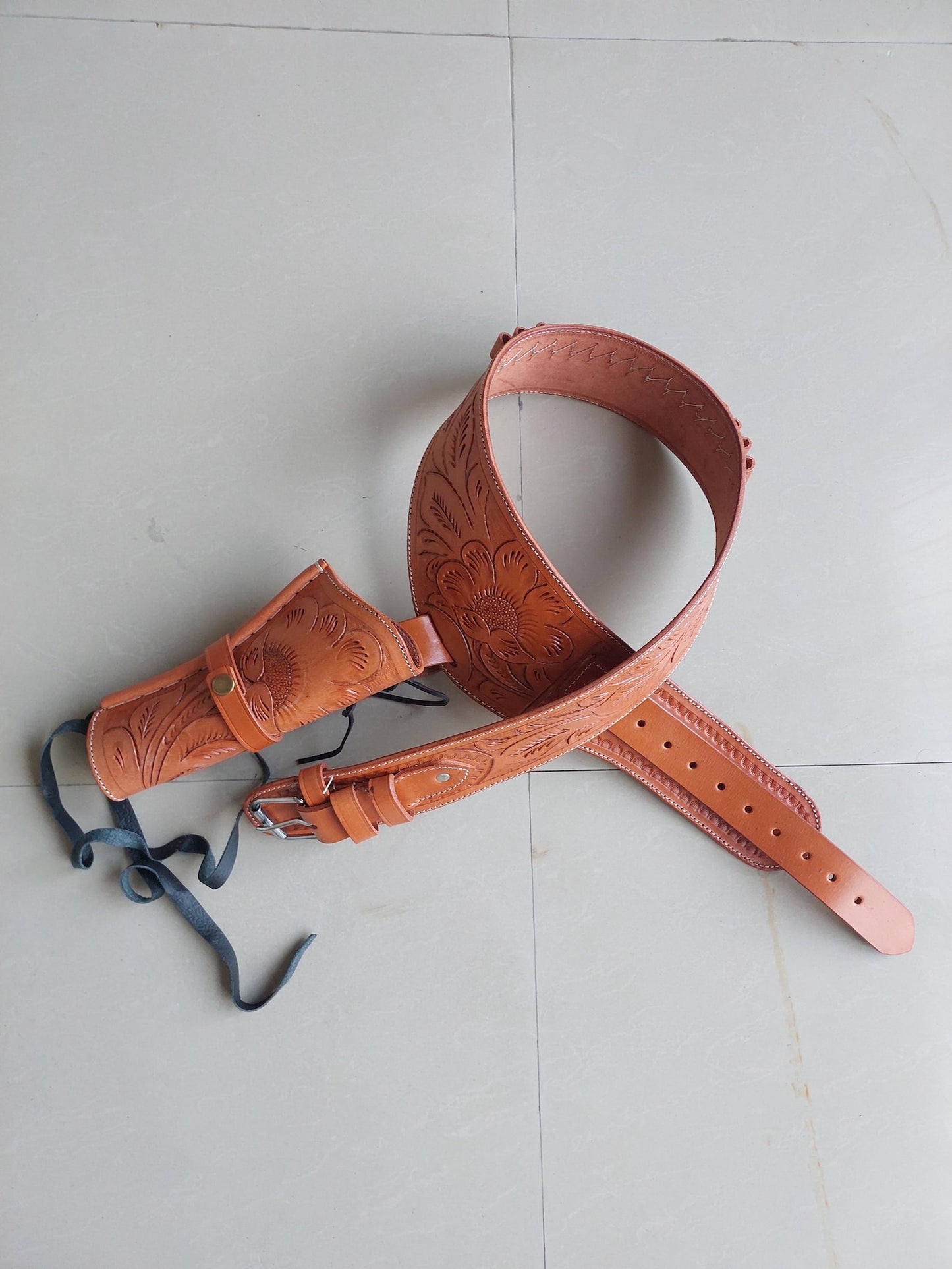 Western Leather Gun Holster – Handmade Full Grain – Fits Heritage, Taurus, Colt Revolvers – .22 .38/357 .44/45 Cal – Hand-Curved Cowboy Style