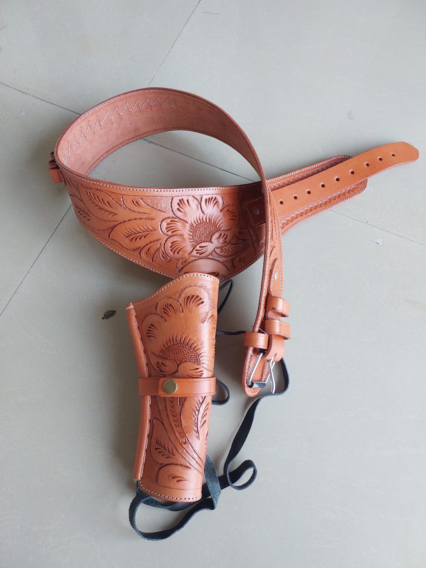 Western Leather Gun Holster – Handmade Full Grain – Fits Heritage, Taurus, Colt Revolvers – .22 .38/357 .44/45 Cal – Hand-Curved Cowboy Style