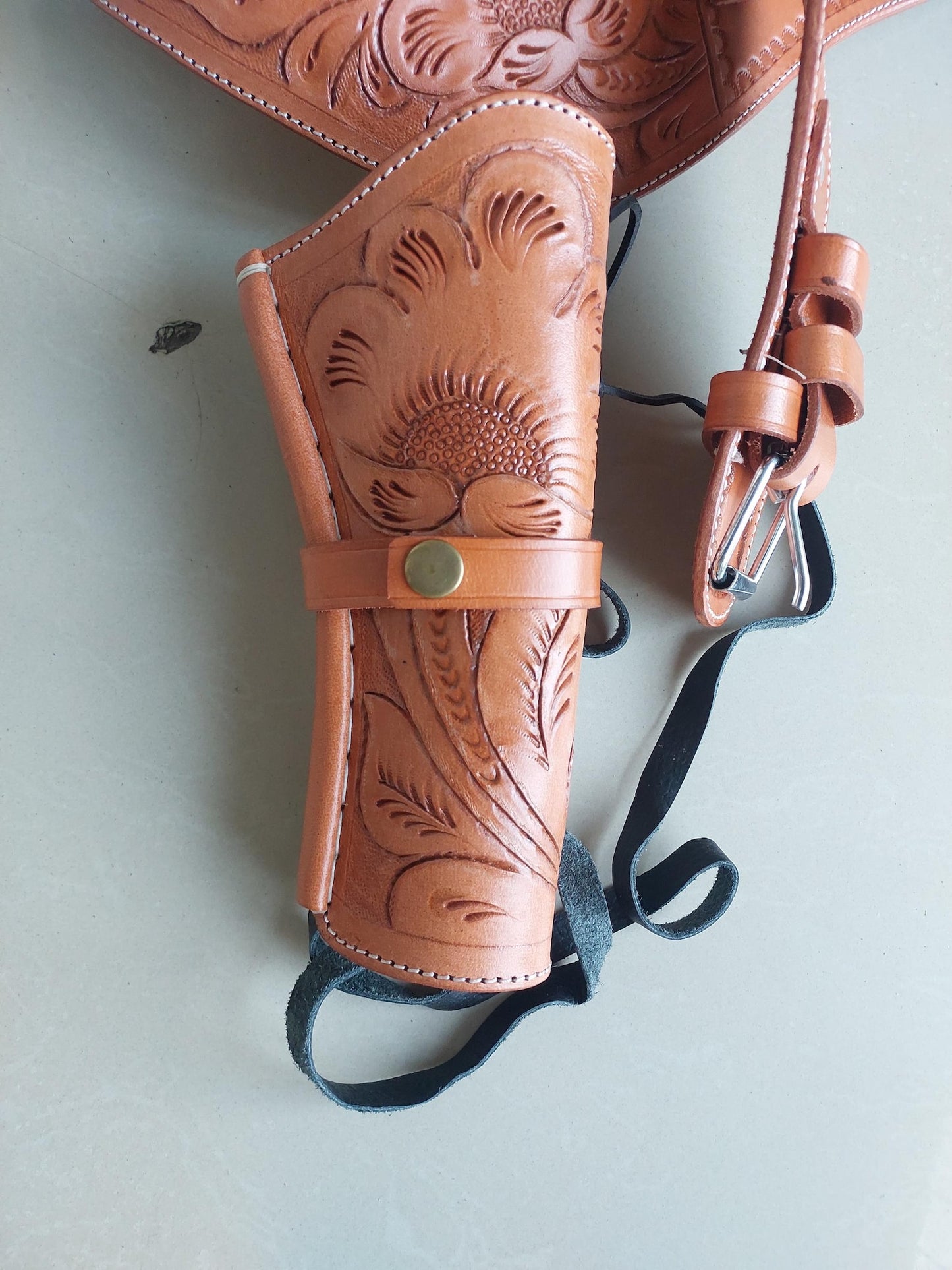 Western Leather Gun Holster – Handmade Full Grain – Fits Heritage, Taurus, Colt Revolvers – .22 .38/357 .44/45 Cal – Hand-Curved Cowboy Style