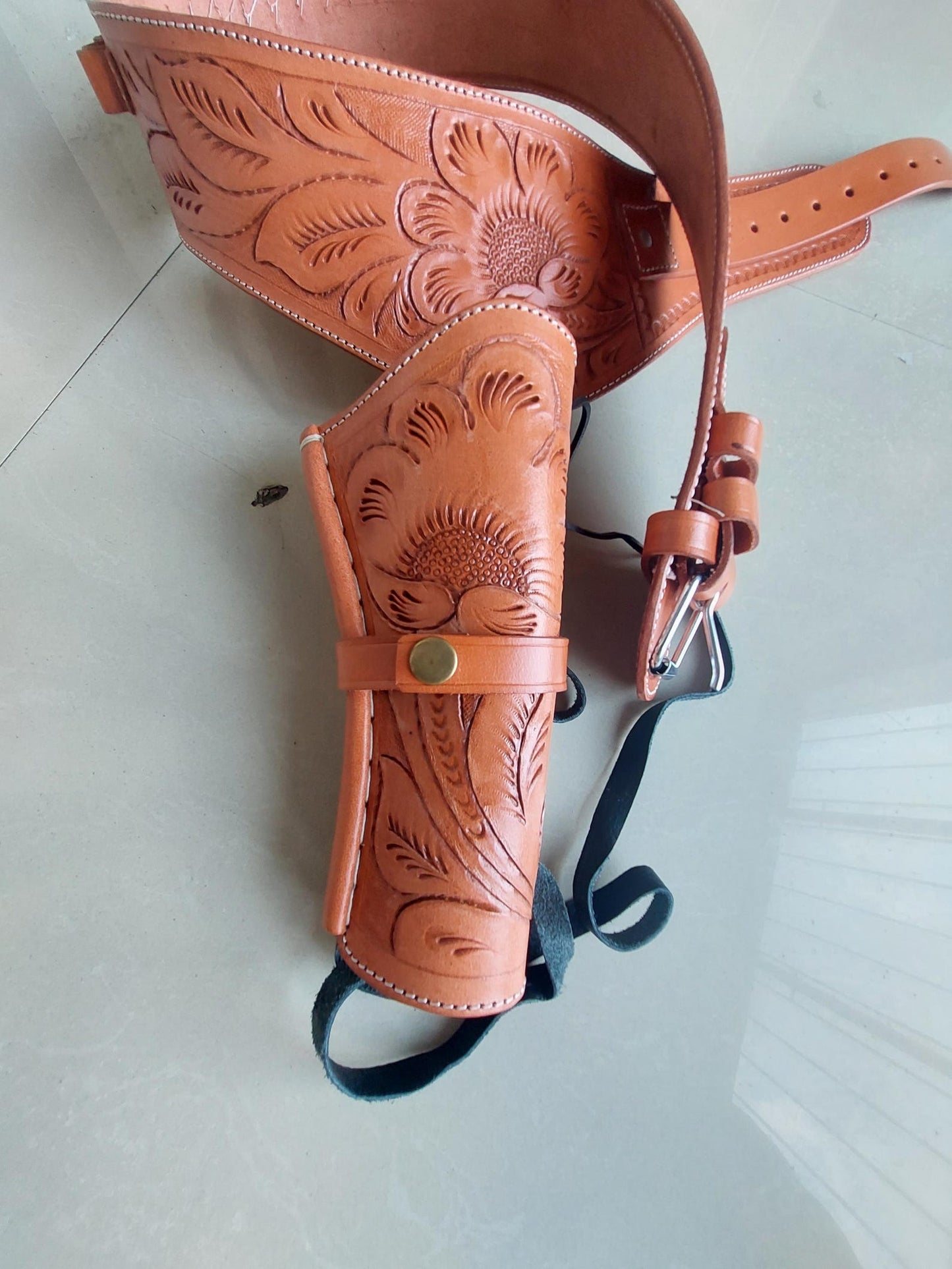 Western Leather Gun Holster – Handmade Full Grain – Fits Heritage, Taurus, Colt Revolvers – .22 .38/357 .44/45 Cal – Hand-Curved Cowboy Style