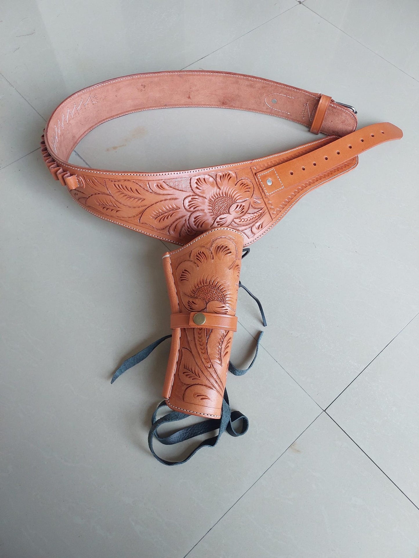 Western Leather Gun Holster – Handmade Full Grain – Fits Heritage, Taurus, Colt Revolvers – .22 .38/357 .44/45 Cal – Hand-Curved Cowboy Style