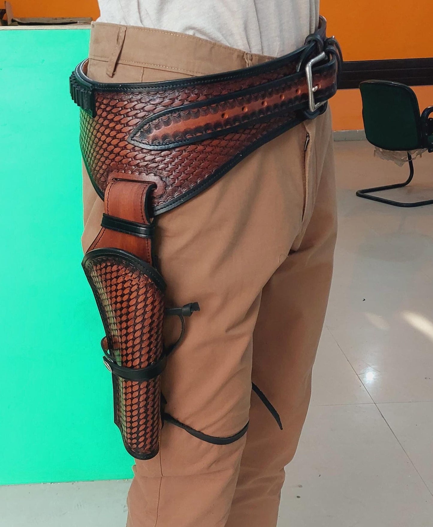 Handcrafted Western Leather Gun Holster & Belt – Right Hand Draw – Fits 3.4" to 8.9" Revolver – .22 .38/357 .44/45 Cal – Cowboy Style